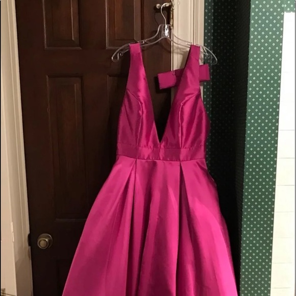 A long formal dress - Picture 2 of 3